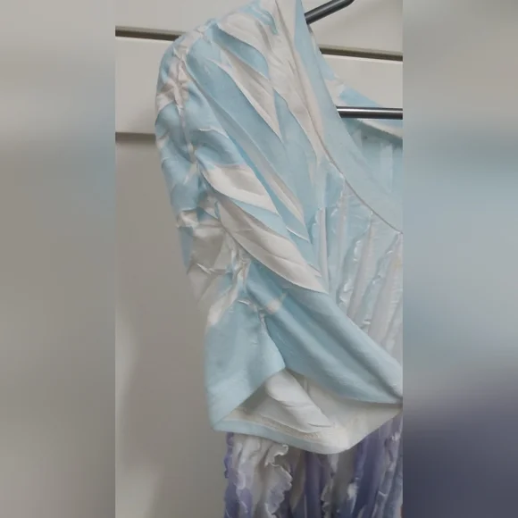 Cubism Ruffle Ombre Top - Picture 4 of 11